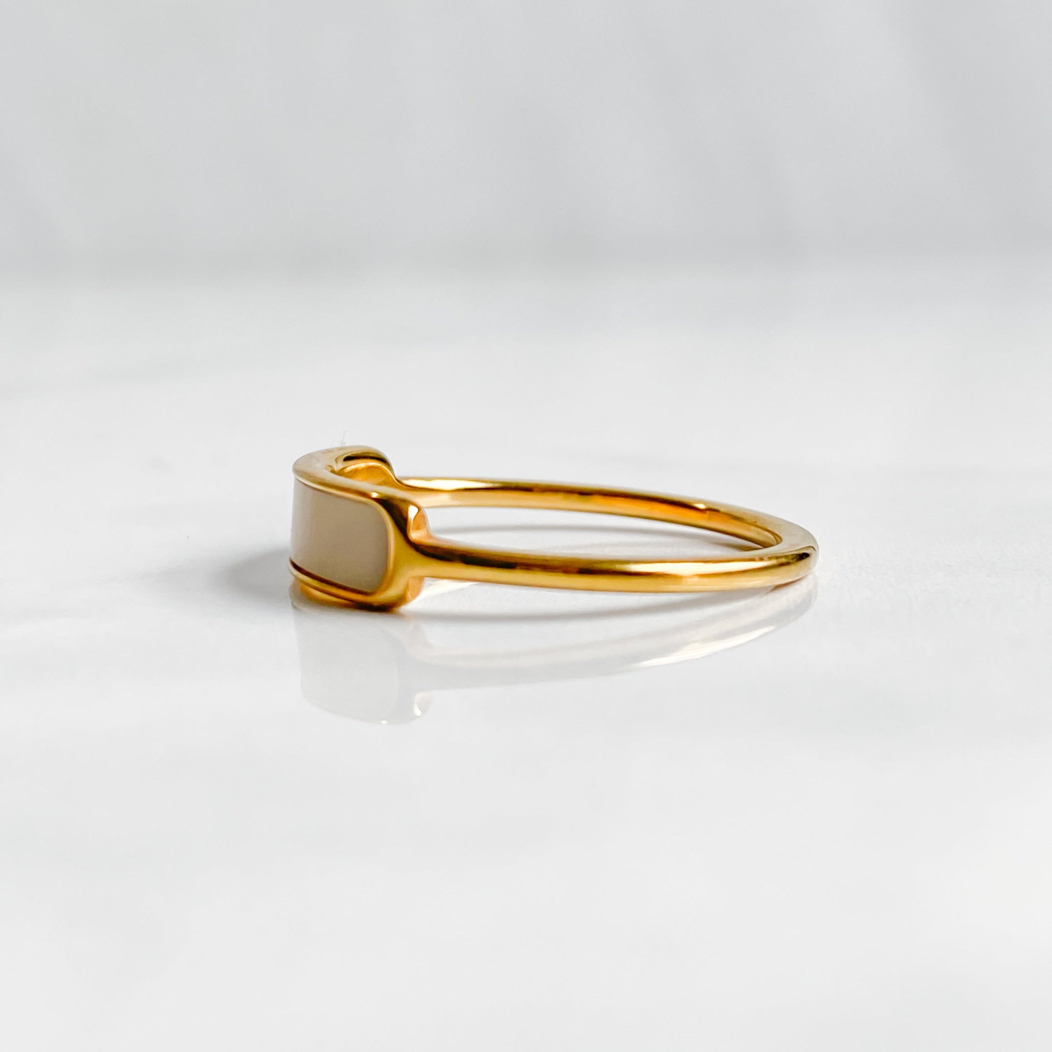 Bague dorée en nacre plaqué or 18K