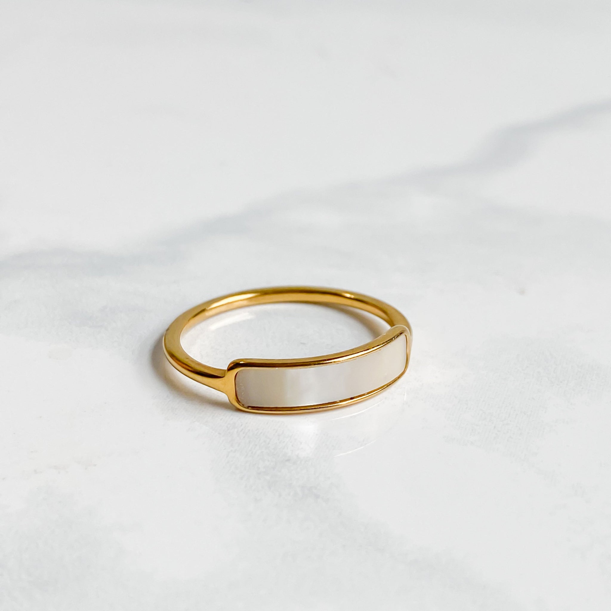 Bague dorée en nacre plaqué or 18K