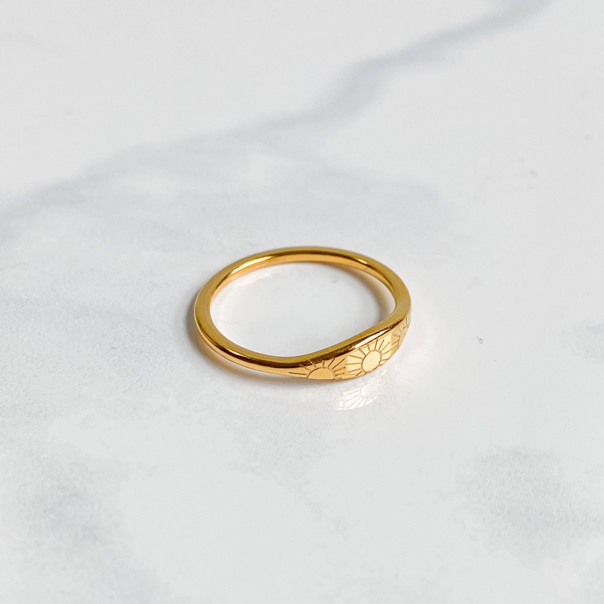 Bague dorée soleil en acier inoxydable plaqué or 18K | ASTRAÉA
