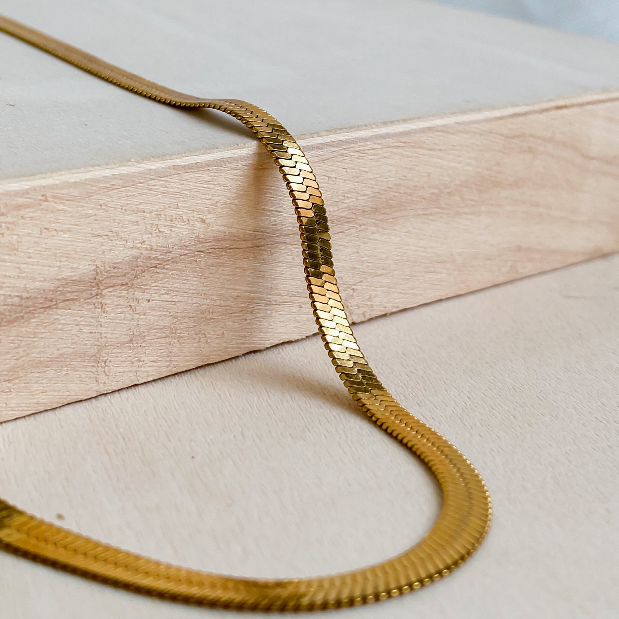 Collier ras de cou doré