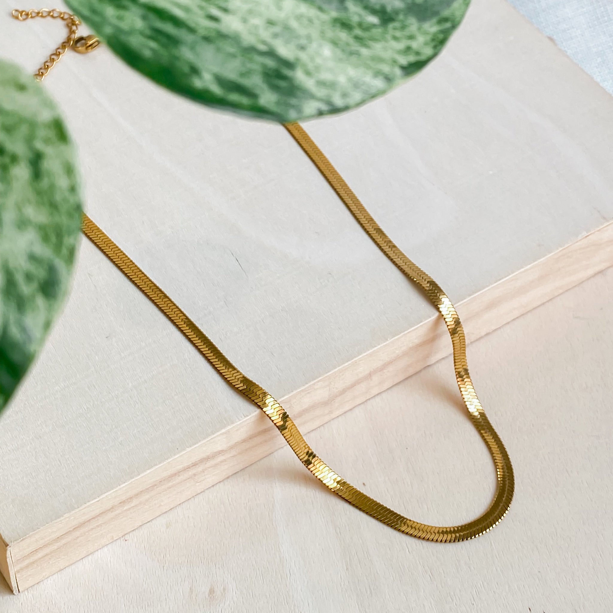 Collier ras de cou doré